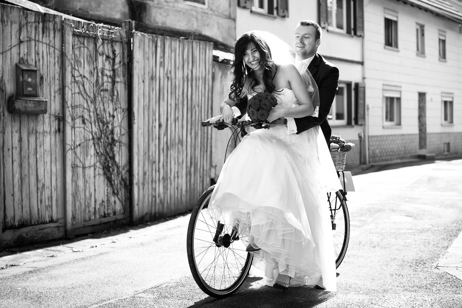 Brautpaar mit Fahrrad  