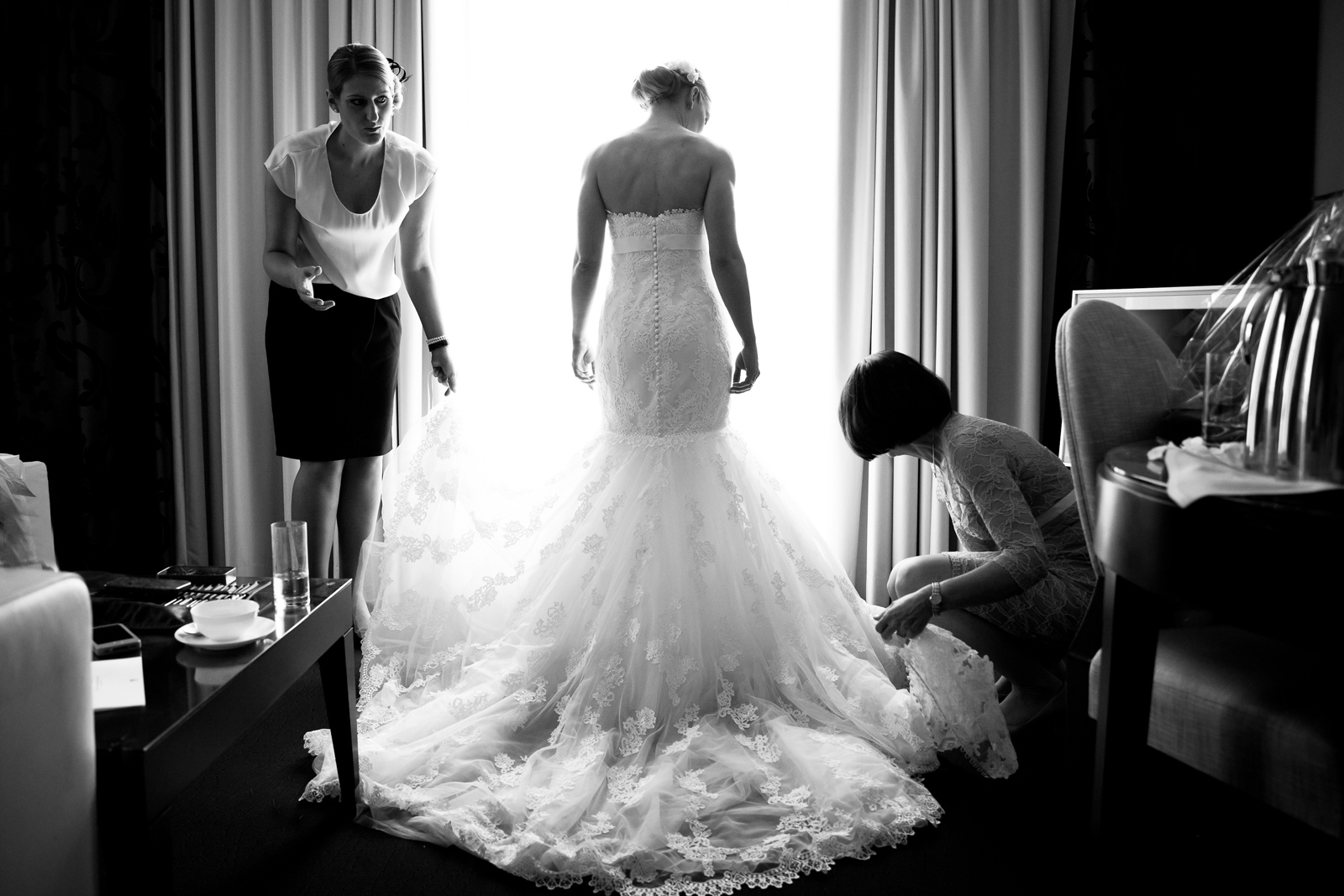 Brautkleid am Fenster 